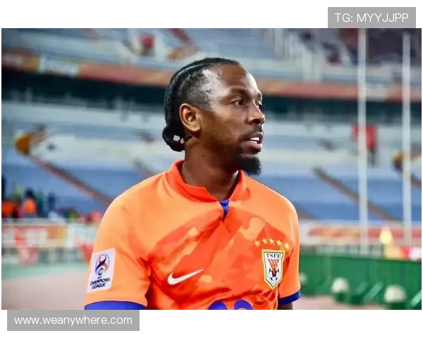 费兰社媒评论区遭球迷刷屏：该滚了，我奶奶踢得都比你好